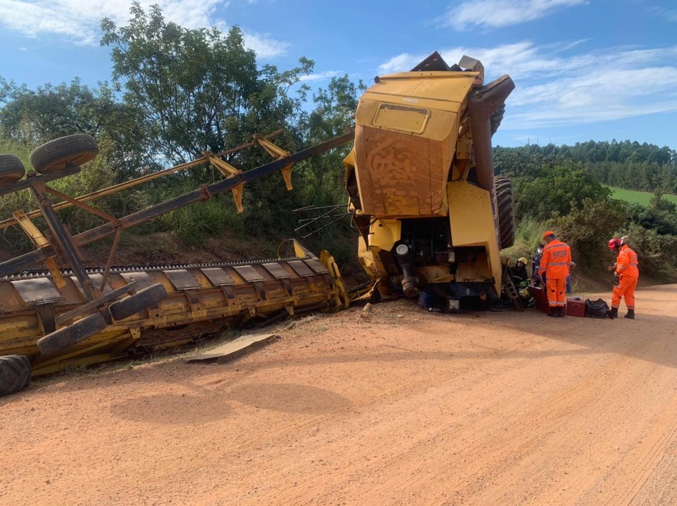 Motorista de colheitadeira morre após veículo capotar na zona rural de Patrocínio