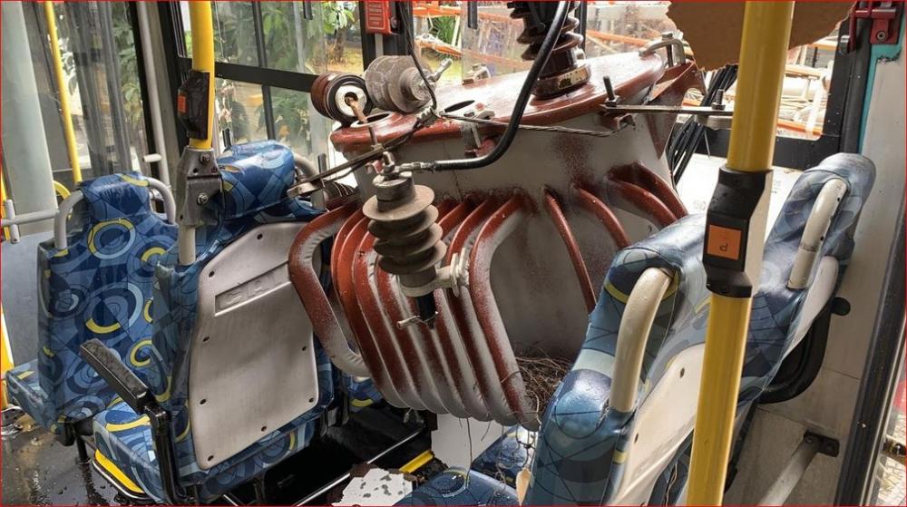 Motorista bate em poste e transformador de energia vai parar dentro de ônibus, em BH