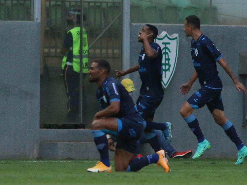 Na comemoração, o jogador do CSA fez gesto com as mãos imitando um telefone e dizendo: 