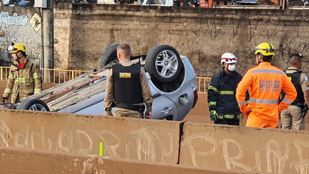 Três pessoas ficam feridas em capotagem de carro no Anel Rodoviário de Belo Horizonte