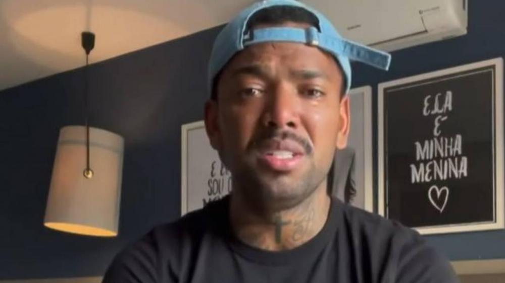 Artista divulgou vídeo chorando e desabafando após expulsão de 