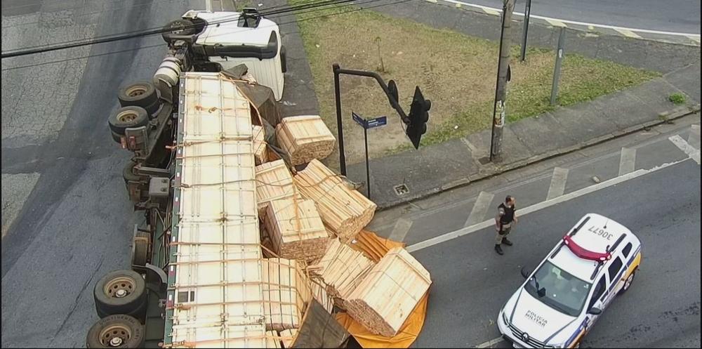 Carreta com madeiras tomba na Avenida Amazonas, em BH