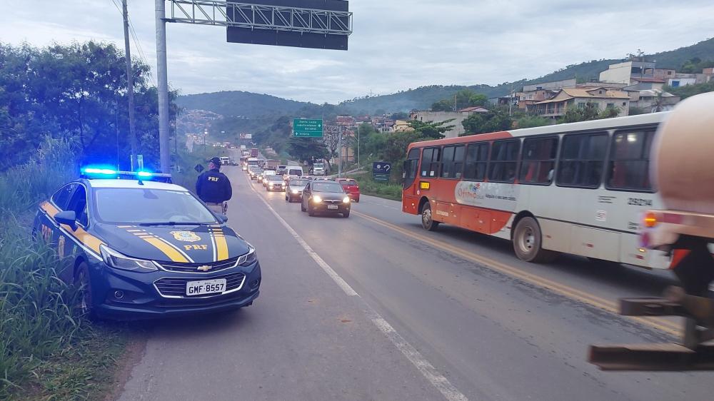 BR-381 e BR-040 já têm trânsito intenso na saída para o feriado prolongado em MG