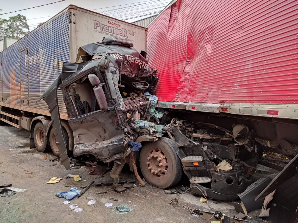 Carreta ficou com a cabine destruída — Foto: Redes sociais