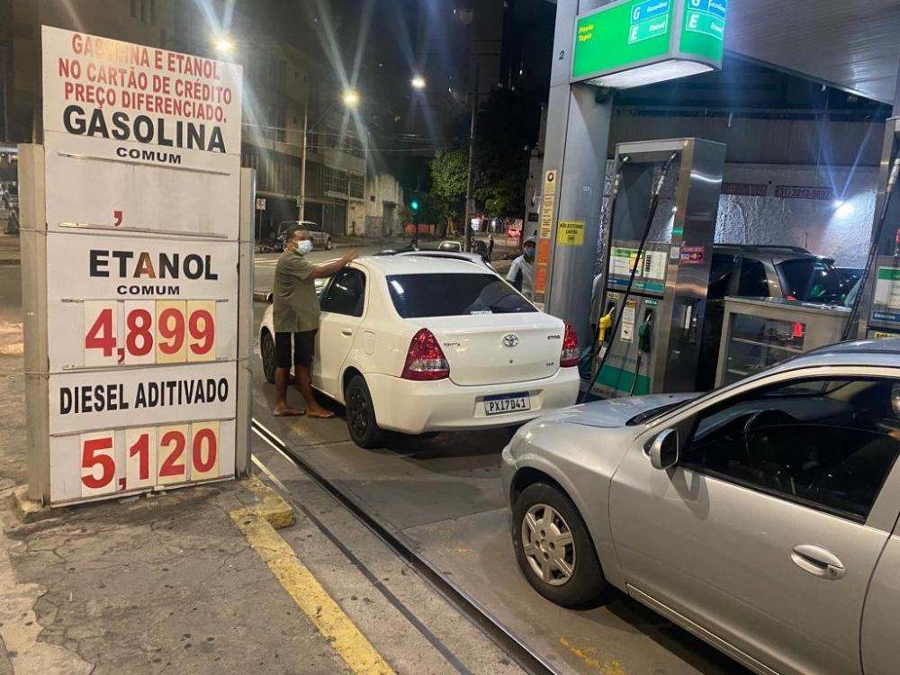 Postos de combustíveis têm filas em BH e já registram falta de gasolina com paralisação