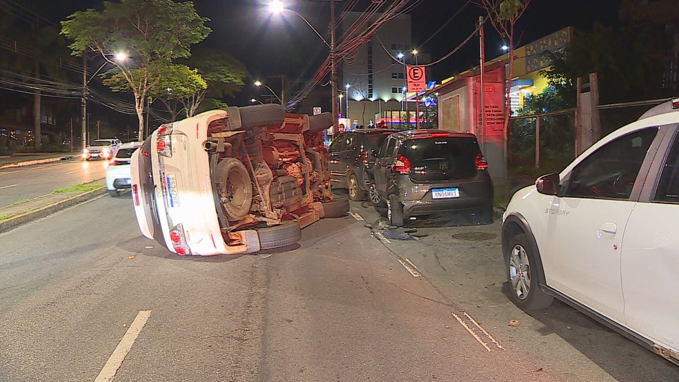 Motorista com sinais de embriaguez capota carro na Avenida Raja Gabaglia, em Belo Horizonte, e bate em outros três veículos