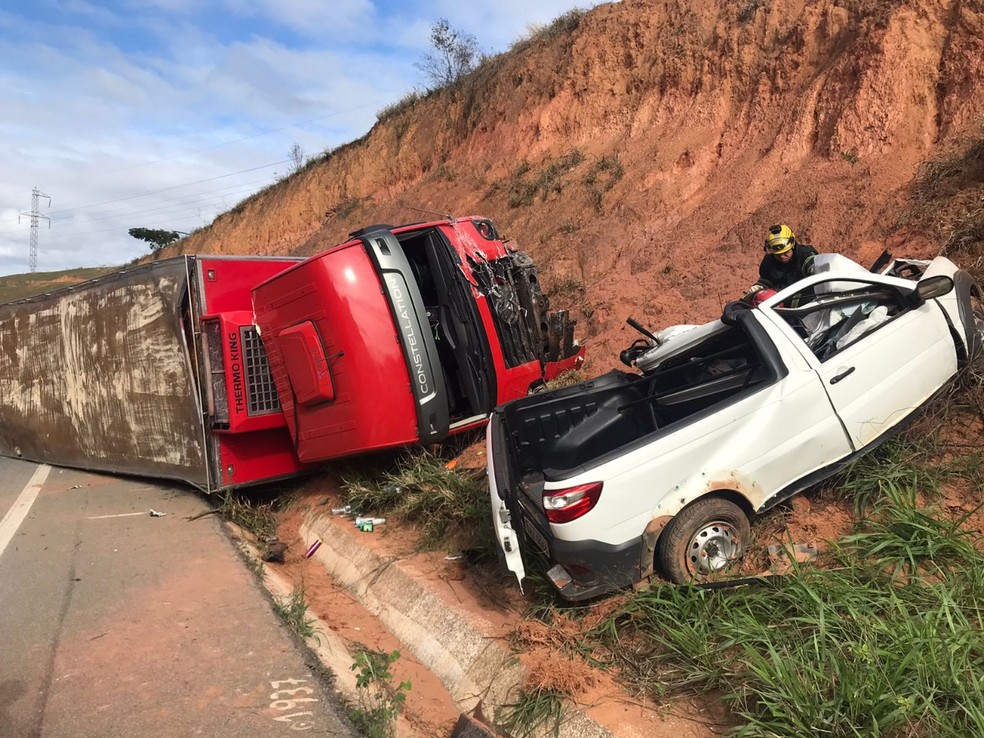 Motorista de carro morreu após ser atingido por carreta na BR-381 — Foto: Redes sociais