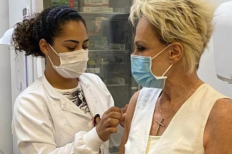 Ana Maria Braga recebeu a primeira dose da vacina contra a Covid-19 Foto: Reprodução / Instagram @AnaMariaBraga