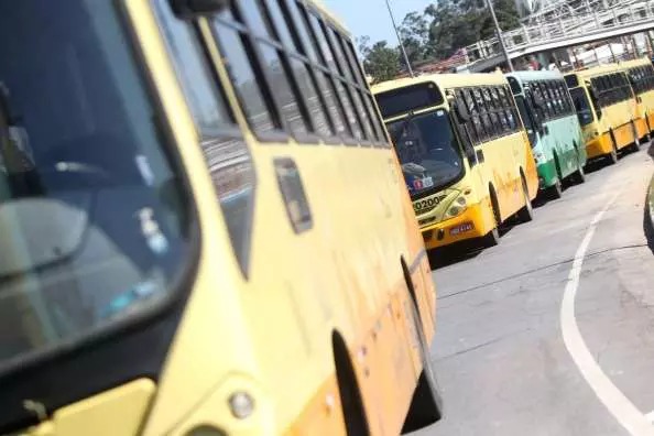 Homem é preso por assediar menina de nove anos em ônibus em BH