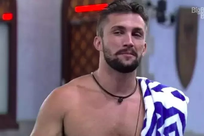 Arthur confessa que indicará Julietre ao paredão