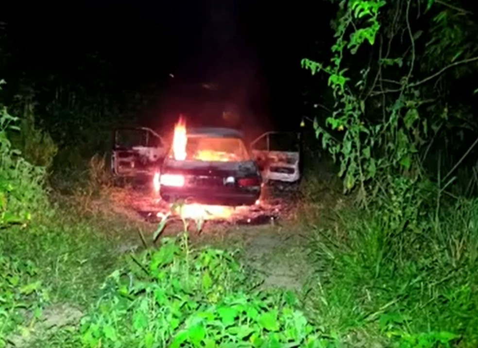 Carro ainda estava em chamas quando a PM chegou