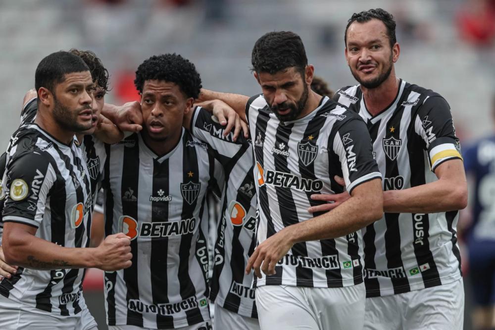 Jogadores do Galo comemoram vitória em Curitiba, contra o Furacão