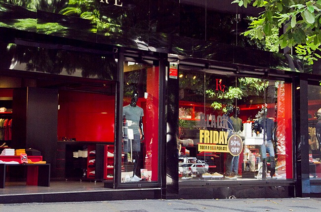 O dia da promoção da Black Friday de 2021 ainda não chegou, mas o comércio já está repleto de anúncios com a promessa de descontos antecipados à data. 