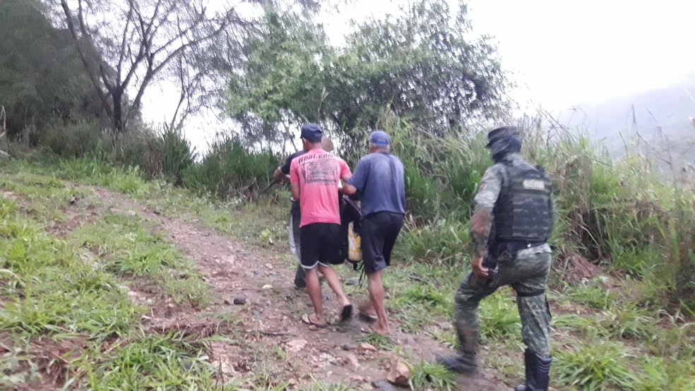 Homens foram presos por pescarem durante a piracema — Foto: Polícia Militar de Meio Ambiente/Divulgação