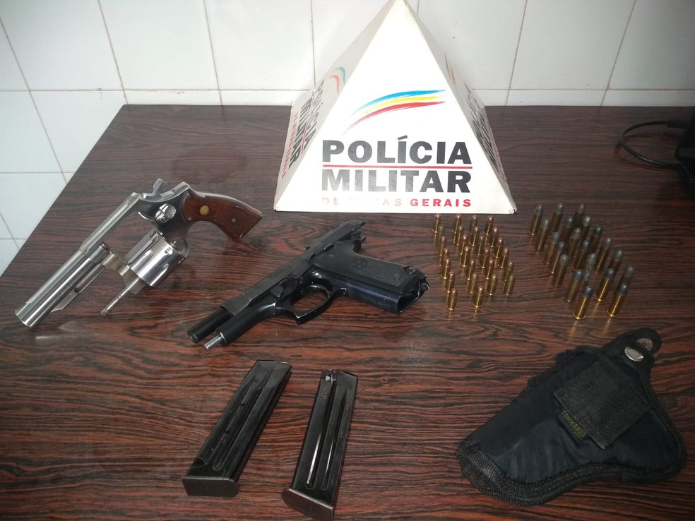 Armas e munições foram apreendidas com suspeito de ameaçar a ex-mulher — Foto: Polícia Militar/Divulgação