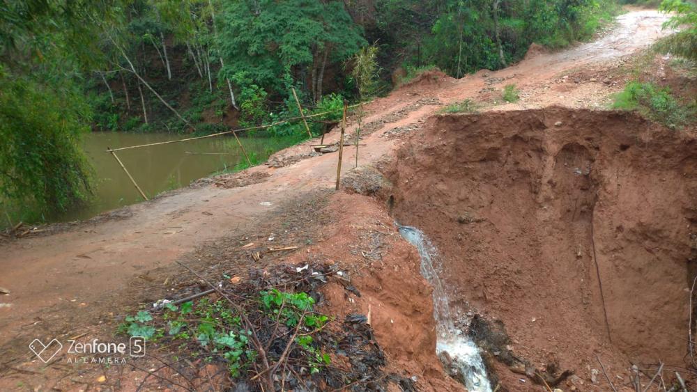 A lagoa fica ao lado de uma estrada rural que é utilizada por moradores locais