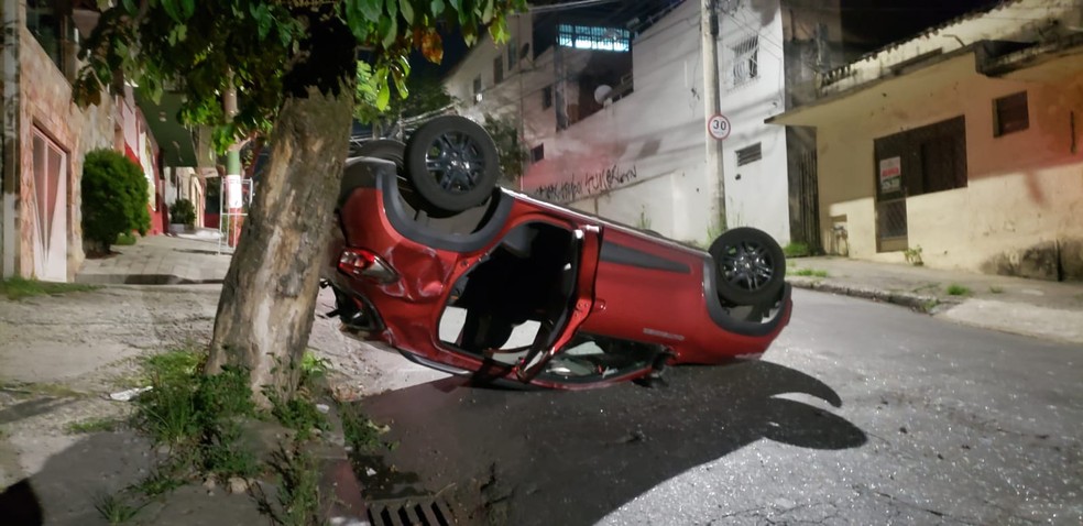 Motorista de aplicativo se envolve em acidente ao desviar de cachorro em Belo Horizonte