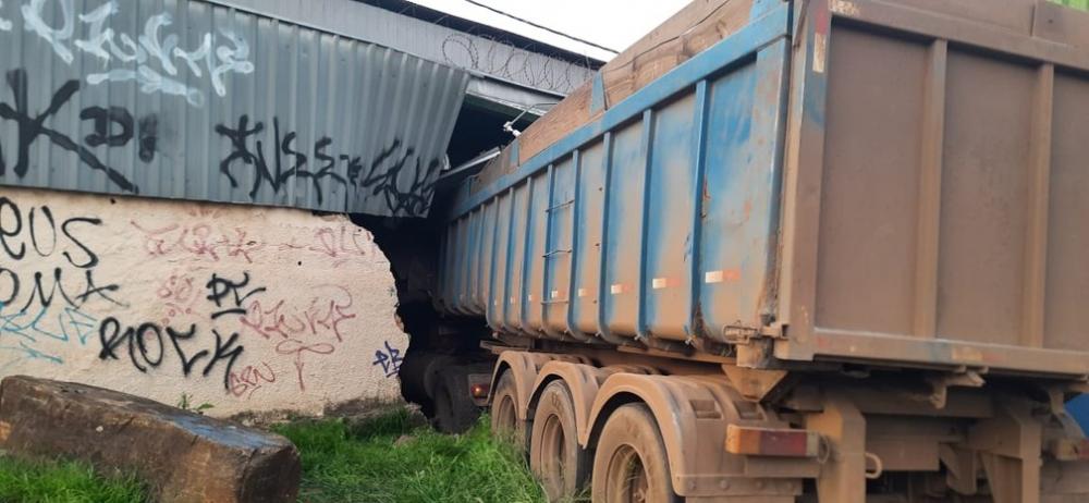 Carreta de minério causa acidente grave na descida do Anel Rodoviário, em Belo Horizonte