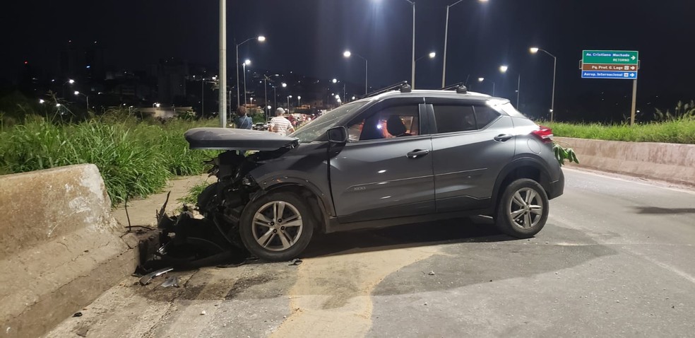 Areia e cascalho derramados na pista do Anel Rodoviário provocam acidente em Belo Horizonte