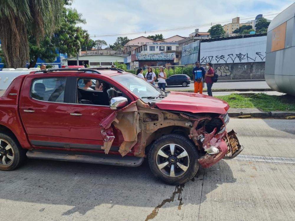 Adolescente causa engavetamento em avenida de Belo Horizonte