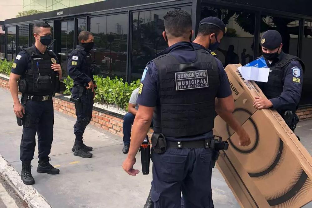 Casal é preso tentando furtar TV de 50 polegadas durante a Black Friday em BH