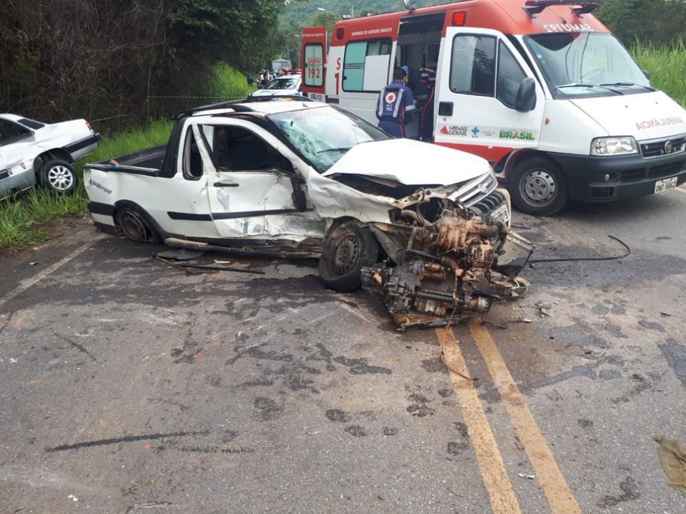 Batida entre dois carros deixa uma pessoa morta e outra ferida no Bairro Pinhões em Santa Luzia
