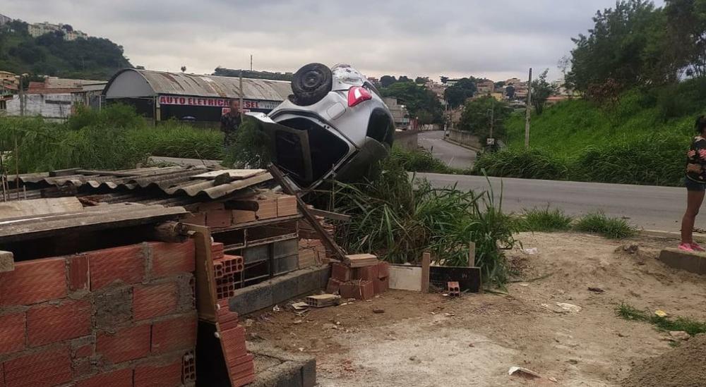 Carro com Três ocupantes capota na BR-381, Vila da Luz no Bairro Goiânia em BH
