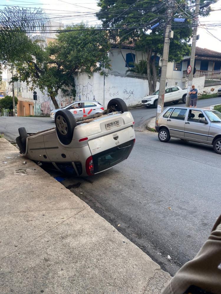 Homem capota o carro e foge no Bairro Nova Suíça em Belo Horizonte