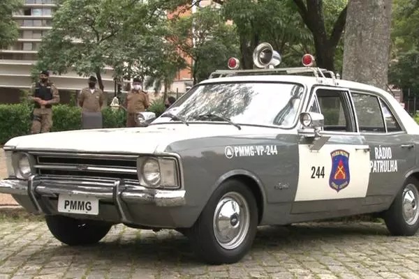 Mostra de viaturas históricas abre programação da PMMG na Praça da Liberdade