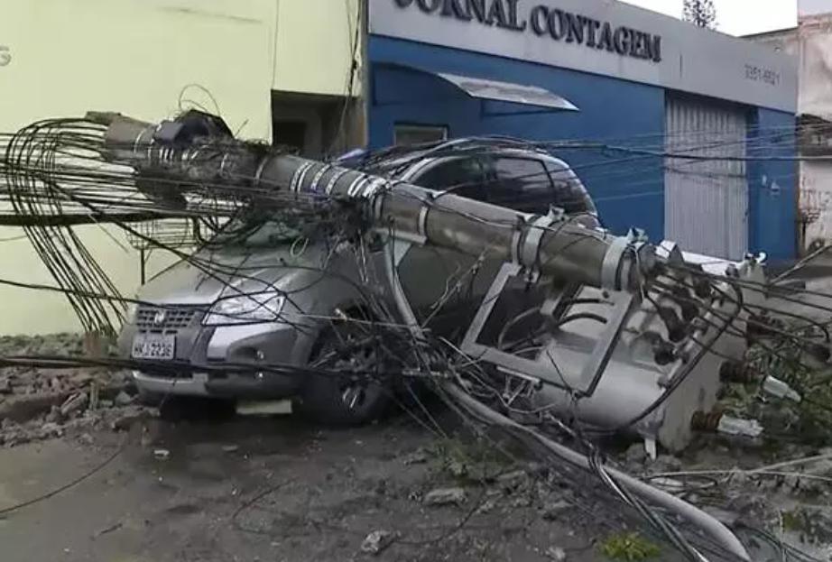 Poste e transformador de energia caem sobre carro em Contagem — Foto: TV Globo