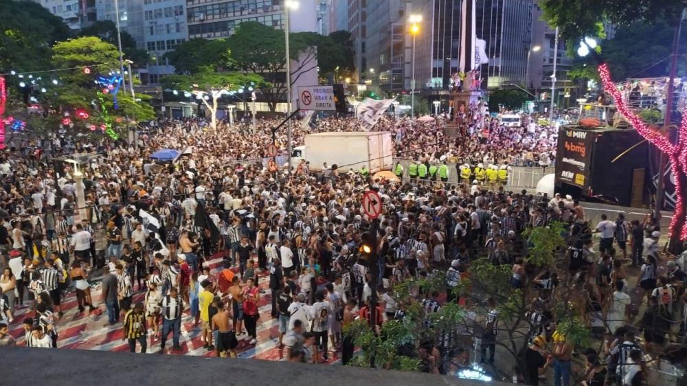 Praça 7 ainda cheia de atleticanos mesmo com o dia amanhecendo