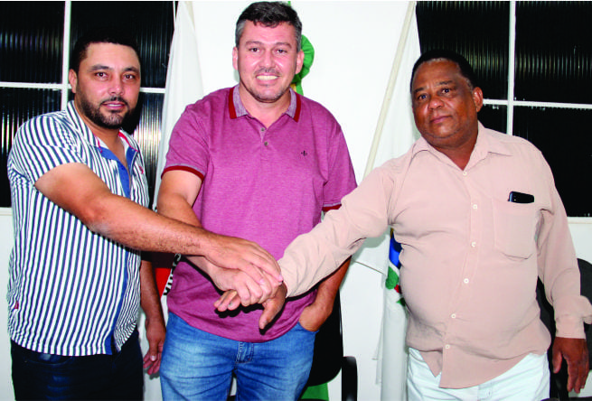 FOTO – Novos componentes da Mesa, Jair Lage (presidente/centro) Rodrigo Reis (vice/a esq.) e Vicente Umberto (secretário) defendem a união dos vereadores em favor do santa-mariense