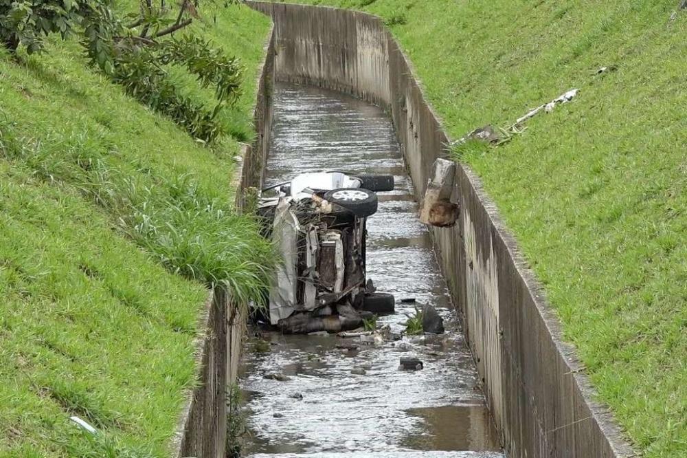 Carro atinge mureta, cai em córrego e motorista morre em Contagem
