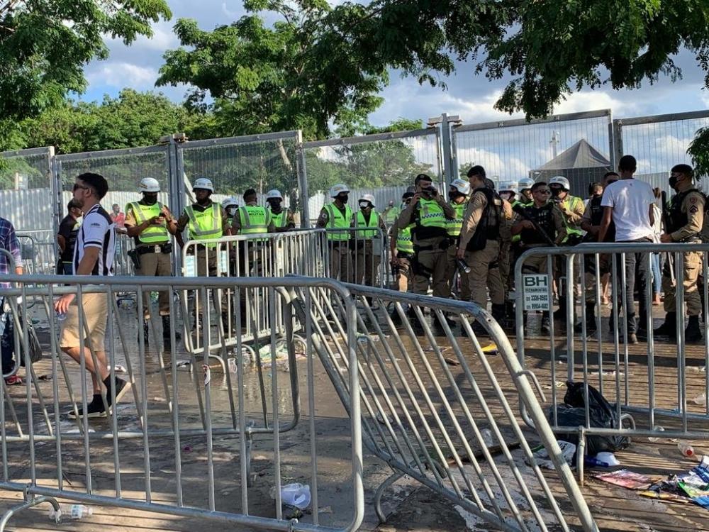 Torcedores tentam invadir Mineirão e PM usa gás lacrimogêneo; seguranças do estádio passam mal