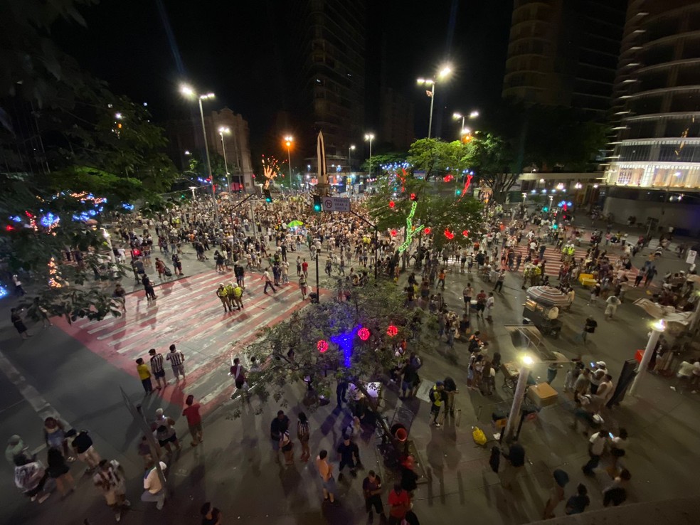 Torcedores do Atlético-MG voltam a ocupar a Praça 7 neste domingo para celebrar bicampeonato