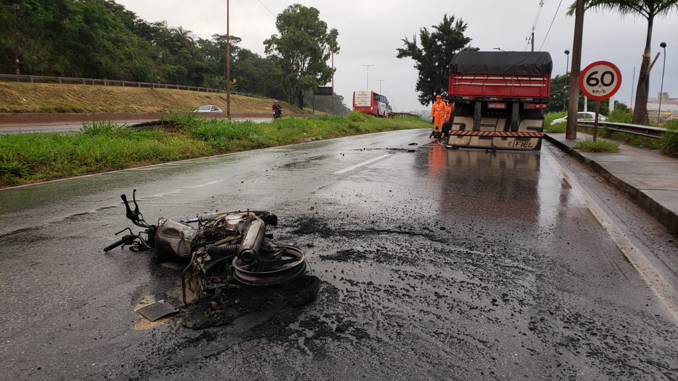 Moto pega fogo em batida contra caminhão no Anel Rodoviário e motociclista morre em Belo Horizonte