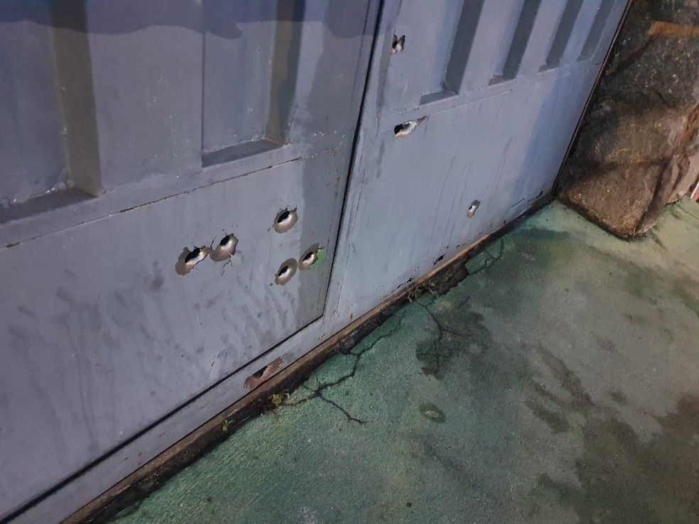 Mulher é morta a tiros no portão de casa no Bairro Aarão Reis em BH após suspeito a chamar no portão
