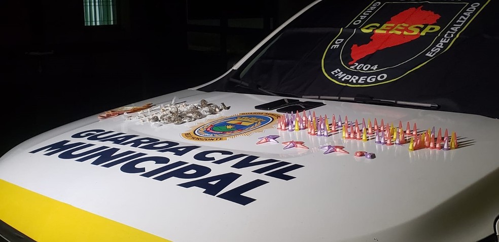 Três homens são presos suspeitos de tráfico de drogas no bairro Jardim Leblon, em BH