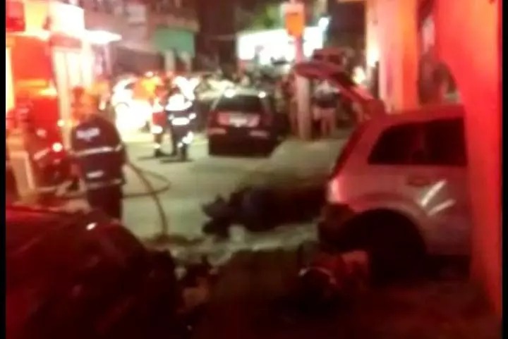 Motorista perde controle da direção e invade casa no Bairro Nazaré em BH. Houve vazamento de Gás e vizinhos tentaram agredir o motorista