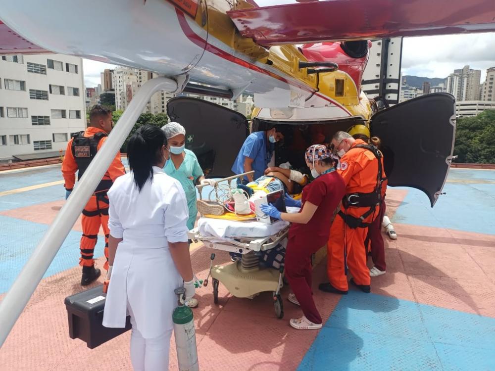Motociclista fica gravemente ferido e é resgatado de helicóptero após acidente em Santa Luzia (MG)