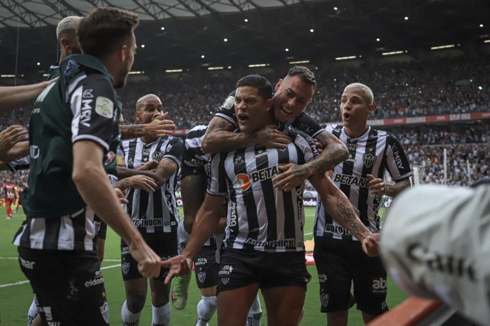Hulk e Vargas ajudaram o Galo a vencer o Furacão, no Gigante da Pampulha