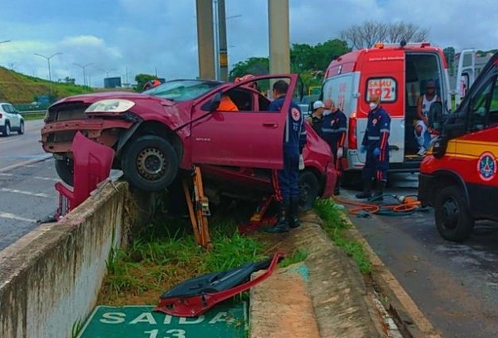 Mulher é resgatada pelos bombeiros após carro capotar na MG-010, em Santa Luzia
