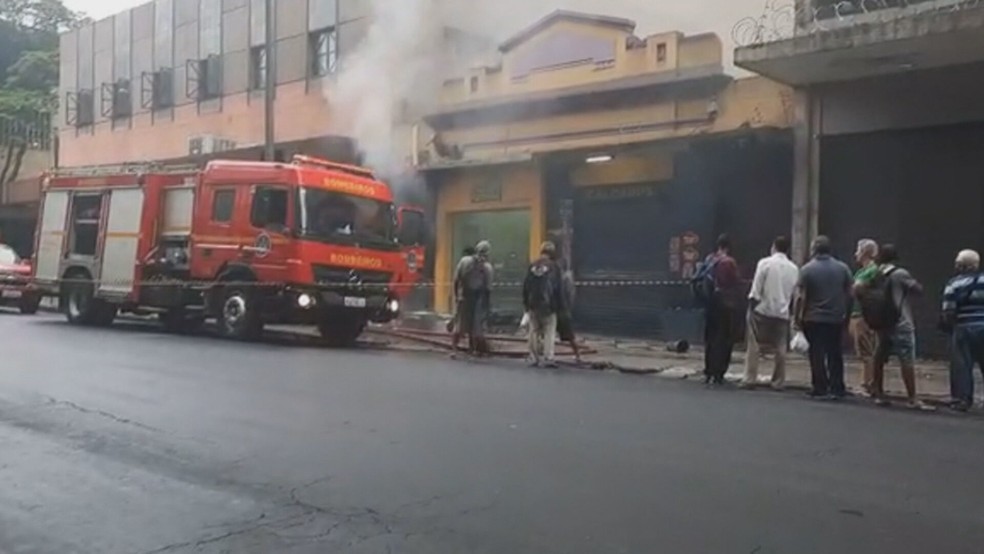 Incêndio atinge loja de conserto de eletroeletrônicos na manhã desta terça (14) no Centro de BH