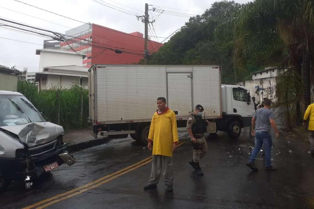 Caminhão e van batem de frente no Bairro Estoril, em Belo Horizonte na tarde desta quarta-feira(15)