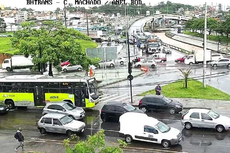 Córrego do Onça transborda durante chuva em BH nesta quarta-feira (15). Via 240 e Cristiano Machado ficaram interditadas por alguns minutos