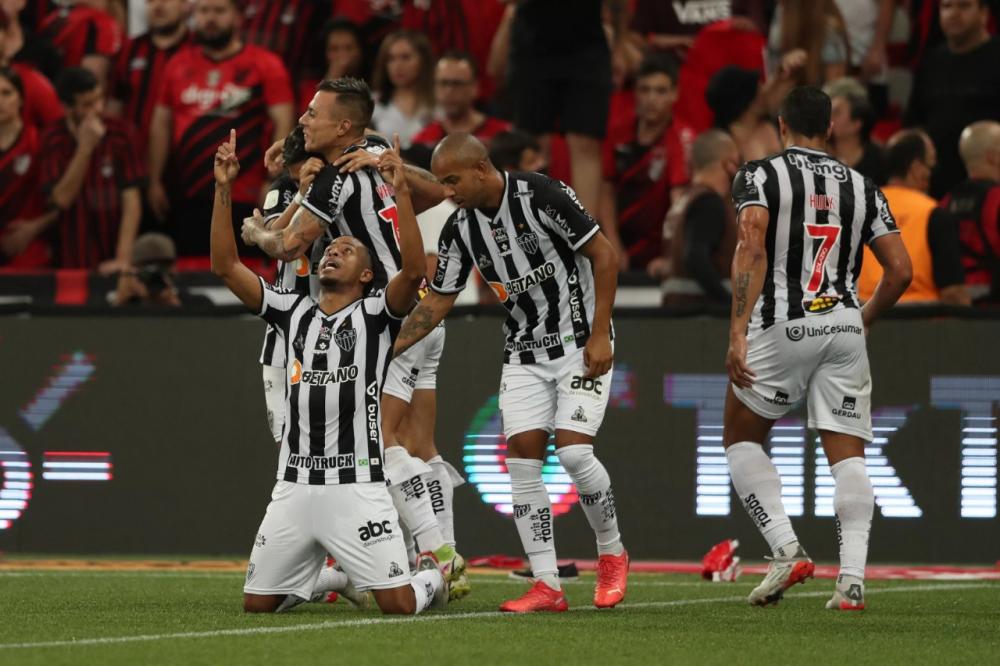 Keno marcou o primeiro gol na vitória por 2 a 1 sobre o Athletico-PR, na Arena da Baixada
