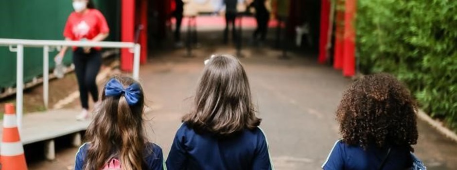 Alunos de escolas da rede estadual de Minas visitam a Cidade do Natal, no Palácio das Mangabeiras