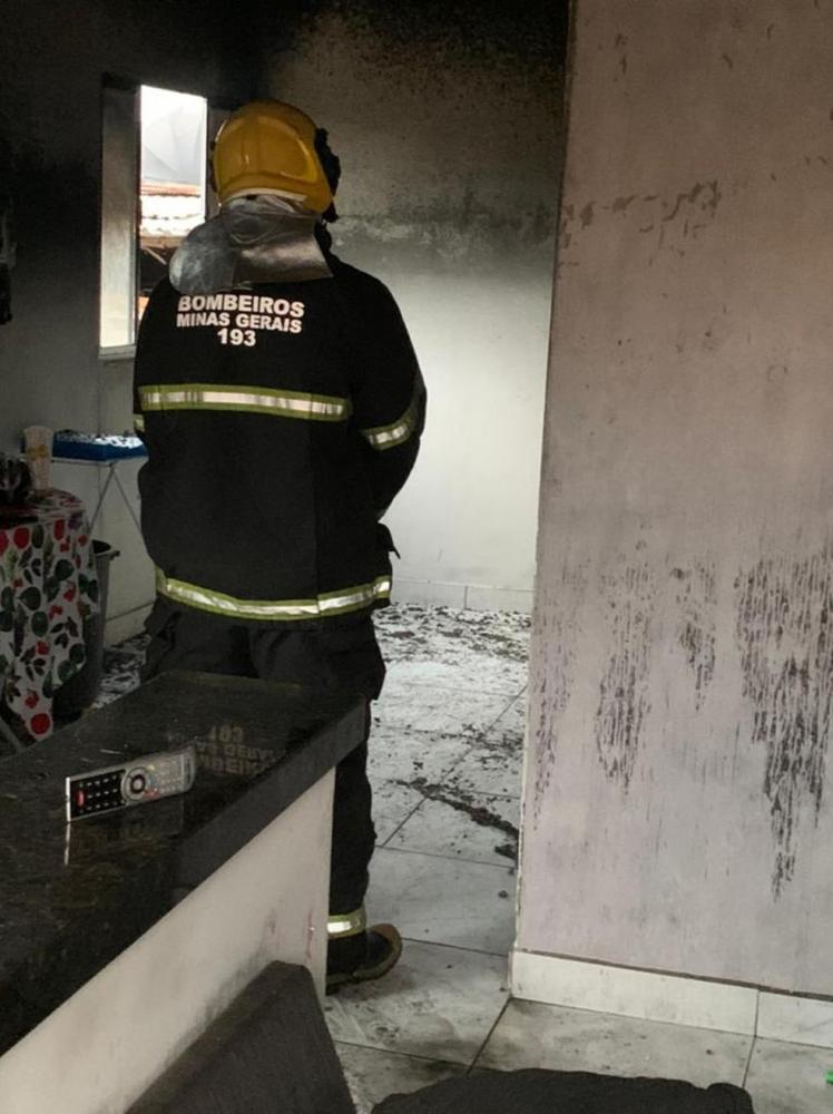 Incêndio destrói parte de casa no Bairro Novo Tupi em Belo Horizonte