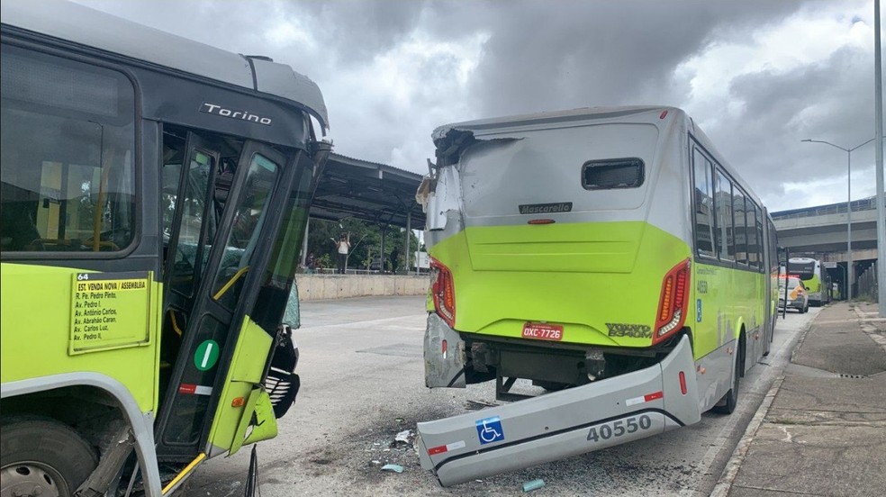 Seis pessoas ficam feridas após batida entre dois ônibus em estação de BH