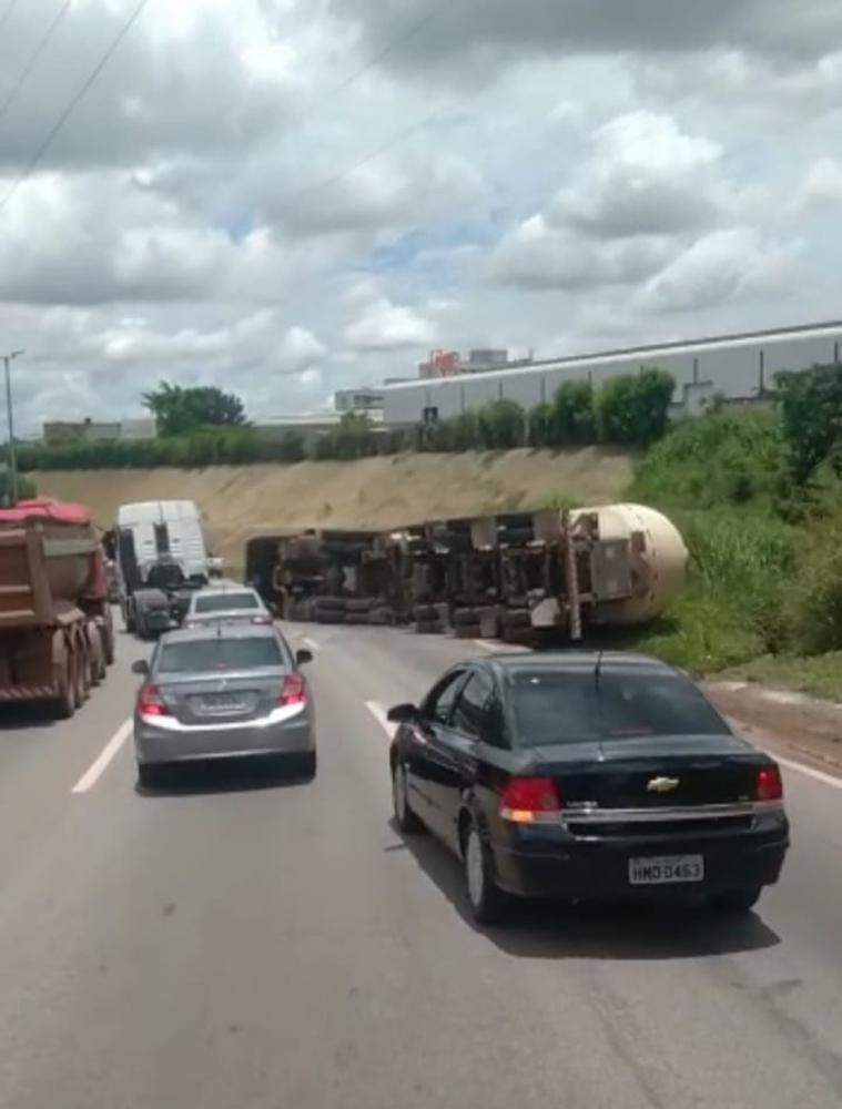 Caminhão-tanque carregado com gás de cozinha tomba no Anel Rodoviário em BH